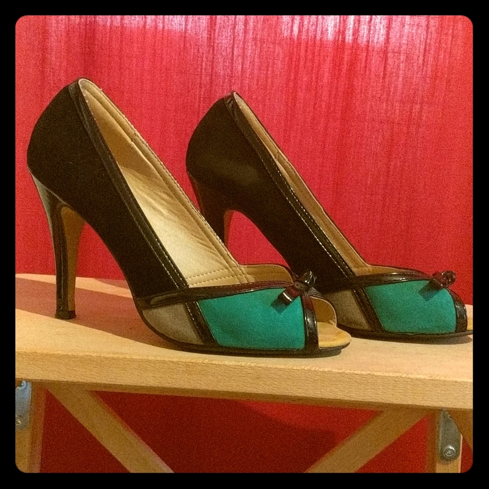 Black, green and grey peep heels